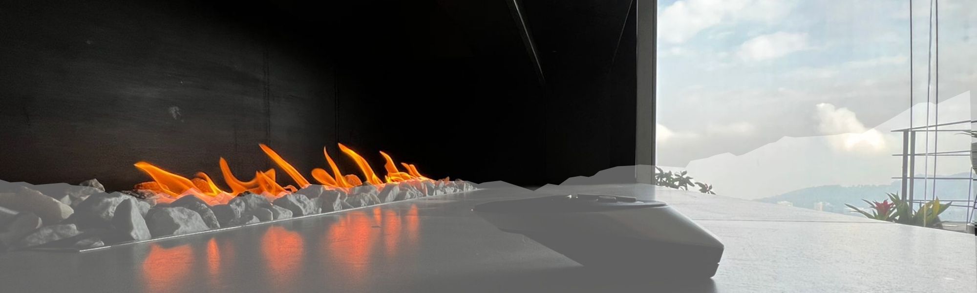 Chimenea moderna con llamas y vista montañosa.