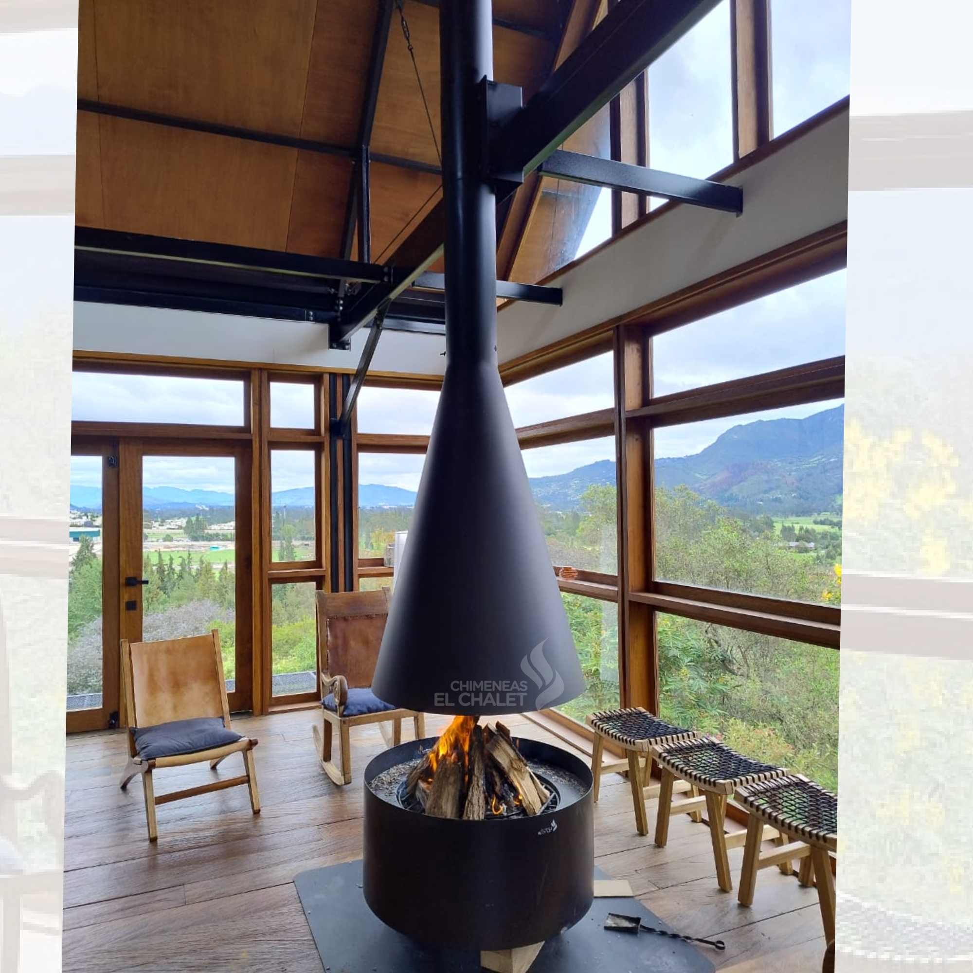 Chimenea moderna en sala con vistas panorámicas.